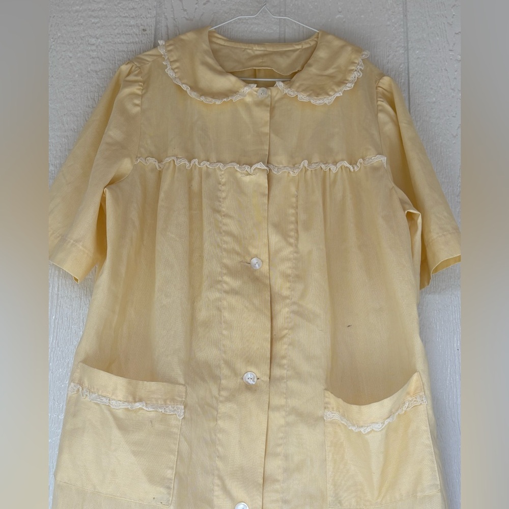 Vintage Yellow Button-Down House Coat Large Missing one Button - Picture 2 of 6